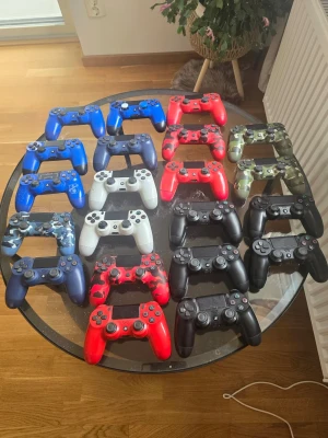 Flera PlayStation 4 handkontroller - Säljer ett gäng original DualShock 4 handkontroller till PS4 i olika färger och mönster. Finns i svart, blå, röd, vit, kamouflage och specialutgåvor som genomskinlig och Gran Turismo. Alla har klassisk ergonomisk form och greppvänligt material. Säljer 350kr st den svarta färger säljer för 250kr st och alla andra säljer 350kr st Vid flera köpta priset går lite ner