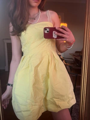 Gul bandoue klänning  - Så himla fin bandoue klänning perfekt till sommaren när man är brun. Så unik! Funkar även till capitol fest och liknade. Märke Spotlight by Warehouse. Står strl 38 men jag bär strl 34. 