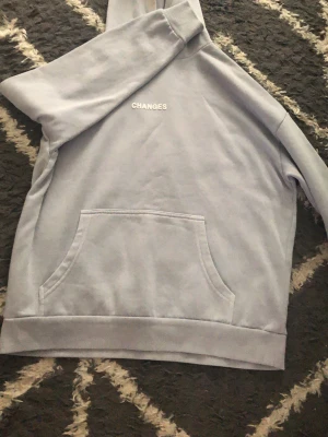 Changes Hoodie – Clean Streetwear - Ljusblå hoodie med en stilren och modern design. Trycket “CHANGES” framtill och baktill ger en clean streetwear-look som passar till allt. Hoodien är mjuk, bekväm och perfekt för både vardag och chill. Vi kan komma överens om priset.