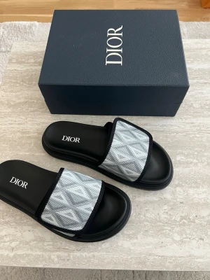 DlOR sandlas - Skick:Ny Storlek: 41 (passar 42-43) Färg:Svart/Blå Box, Dustbag&Veriferingskort följer med ✅  Postar inom 24h 📦 Snabb leverans 🚚  