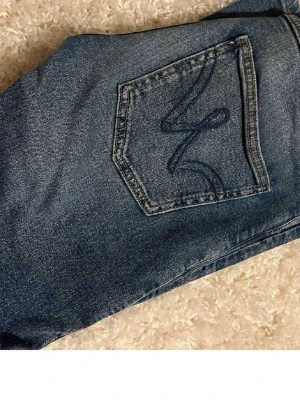 Ett par blå Jeans från Gina  - Ett par blå jeans från Gina truckar i storlek 164 det är inte så nya men inte använda mycket alls jag tycker de sitter bra o är sköna. Jag har slutat gillla 2 knappar annars var de verkligen ett par favoriter 