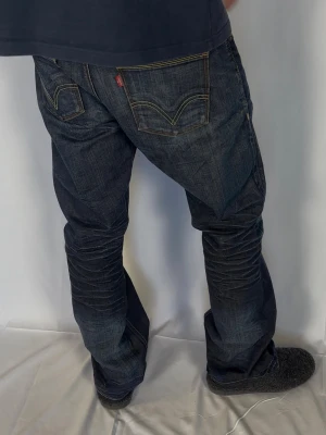 Levi’s 506 Standard - Levi's Jeans | Modell: 506 Standard | Skick 9/10 mycket bra | Nypris ca 2500kr | Mitt pris 1099kr | Size: 34/32 | Modellen är 182cm och väger 67kg | Midja: 44cm | Ytterbenslängd: 109cm | Benöppning: 22cm | Lår: 30cm | Kom gärna pm vid frågor eller funderingar |