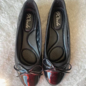 Ballerinaskor - Helt nya. Högsta budet är på 180 kr. Köp direkt 299 kr eller buda högre.