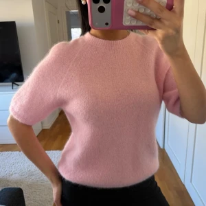 Stickad T-shirt i Alpacaull  - Fin kortärmad stickad tröja 