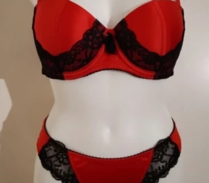 Elegant feminint BH set med spets från H&M. Röd, svart. 75A, 36. - Elegant set med BH+byxa från H&M med svarta spetsdetaljer och justerbara axelband. Materialet är en mix av polyamid, polyester och elastan som ger en mjuk och följsam känsla, satin. BH'n har en feminin form och en liten rosett framtill för extra stil. Strlk 75A, Byxa 36. Felfritt. Byxa oanvänd. Passar perfekt till tex jul. Se bilder för egen bedömning.