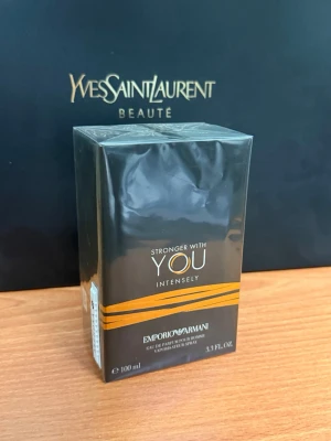 Emporio Armani Stronger With You Intensely - Emporio Armani Stronger With You Intensely är en parfym i en elegant svart och guld kartong. Flaskan rymmer 100 ml och har en modern, stilren design med guldiga detaljer. Doften är intensiv och passar dig som gillar kraftfulla och maskulina parfymer.