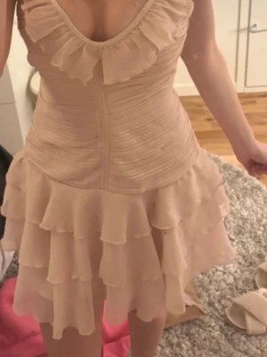 Sommarklänning - Så så fin klänning, perfekt till midsommar men tyvärr för stor för mig, aldrig använd💗