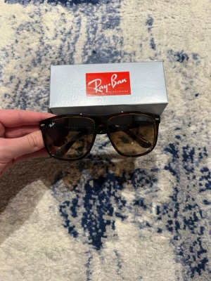 Rayban boyfriend  - Väldigt snygga rayban boyfriend. Inga defekter alls, inga repor eller liknande. Box ingår INTE. Hör av er vid funderingar!