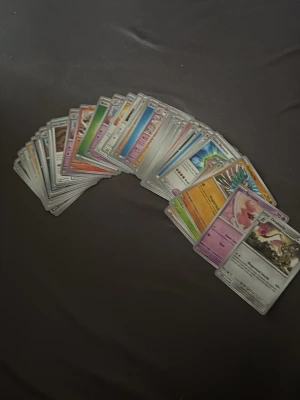 44 Pokémonkort - Säljer 44 Pokémonkort i olika färger och motiv. Blandningen innehåller både energikort, tränarkort och olika Pokémon från flera generationer. Perfekt för samlare eller dig som vill bygga din egen lek.