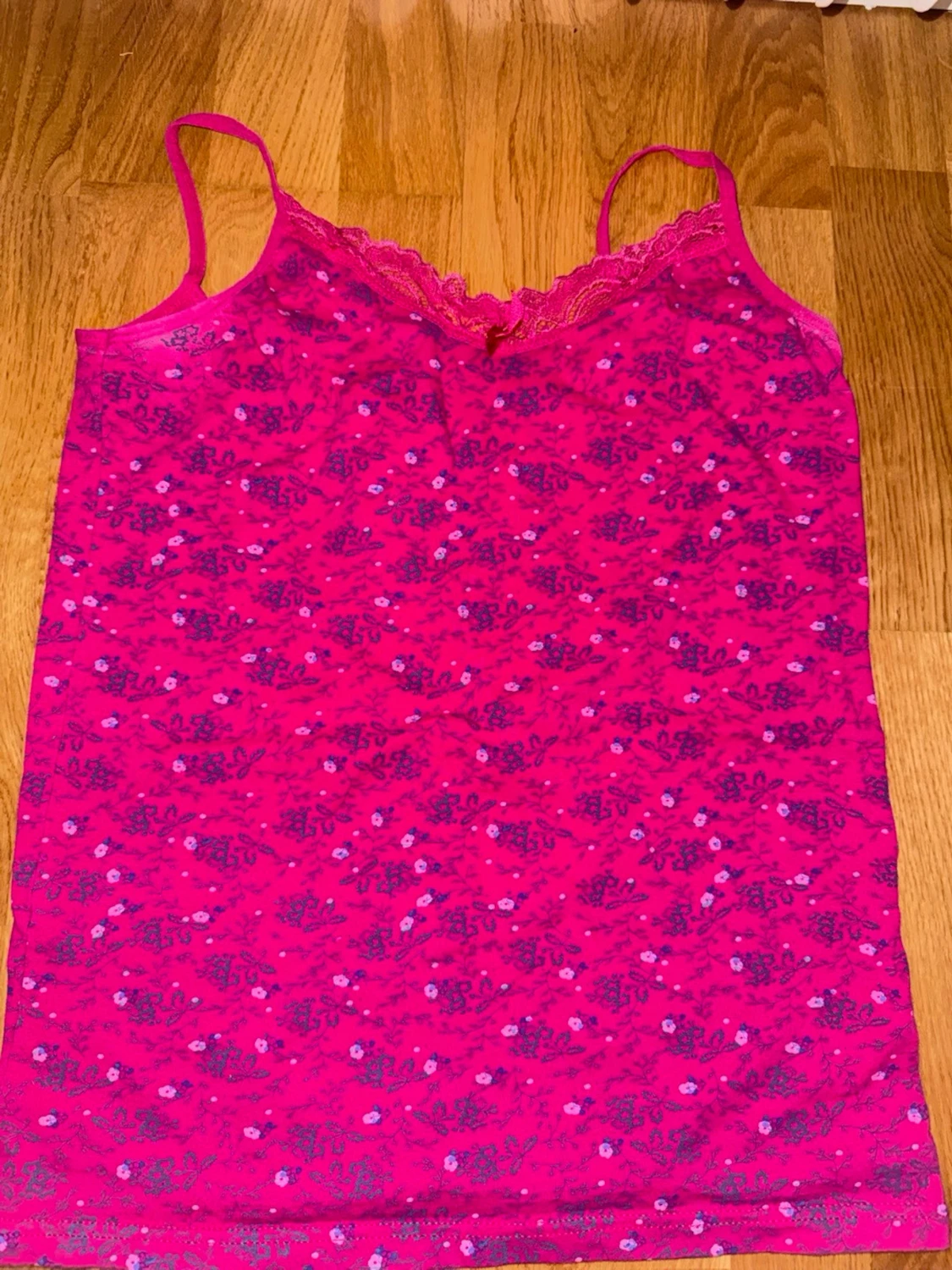 Rosa blommig linnetopp med spets