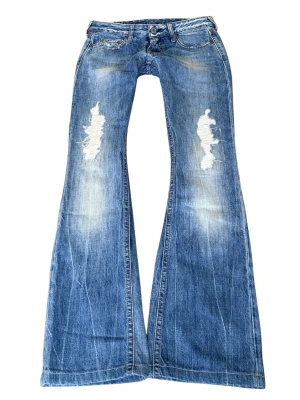 Vintage superlågmidjade jeans med slitningar - Så snygga superlågmidjade vintage jeans med slitna detaljer på låren ❤️