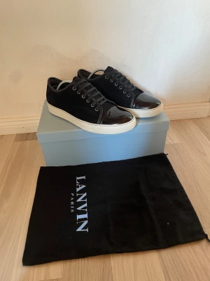 Lanvin cap toe - Skick : 10/10 Skorna är andvända 1 gång.                 Storlek : UK7 passar dig med 42.                                 All og