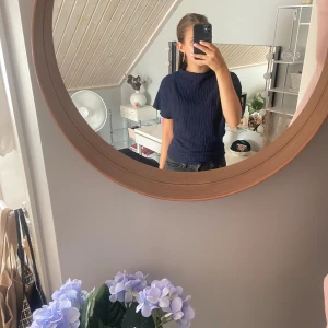 Mörkblå tröja - En mörkblå superfin blus/topp från Zara med korta ärmar. Tröjan är i mycket bra skick och är i storlek S!