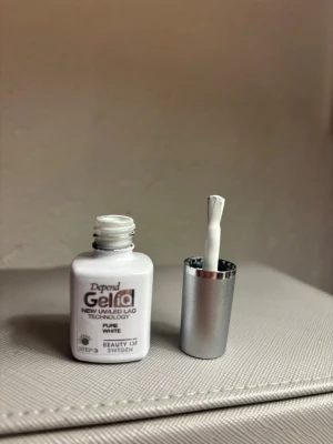 Depend Gellack Pure White nagellack - Vitt gelnagellack från Depend. Färgen heter Pure White. Använd max en gång.