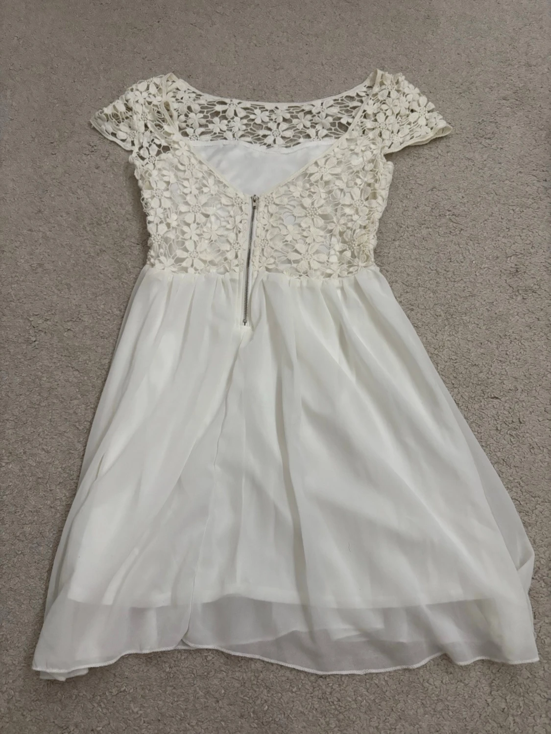 Vit spetsklänning med blommor - 1