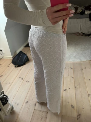 Vita broderade linnebyxor - Säljer ett par vita linnebyxor med broderade blommor. Använda ca 3 gånger, därav nyskick. Storlek XS men passar även XSS/S. Skriv för mer bilder eller frågor 💕