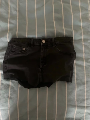 Jeanskjol - Säljer än svart jeanskjol❤️