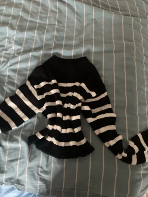 Svartvit randig stickad tröja - Säljer en svart och vit stickad tröja. ❤️