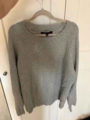 Grå stickad tröja  - Enkel och stilren grå stickad tröja💞