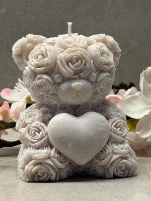 Nalleljus i sojavax - Exklusiv rosnalle i ekologiskt sojavax 🧸🌸 En handgjuten nalle med vackra rosendetaljer – skapad för att vara både en fin inredningsdetalj och en uppskattad gåva.  Tillverkad av svenskt ekologiskt sojavax med en brinntid på cirka 2 timmar.  • Höjd: ca 8 cm • Handgjord med omsorg – varje exemplar är unikt  Perfekt till babyshower, dop eller som en kärleksfull present ✨