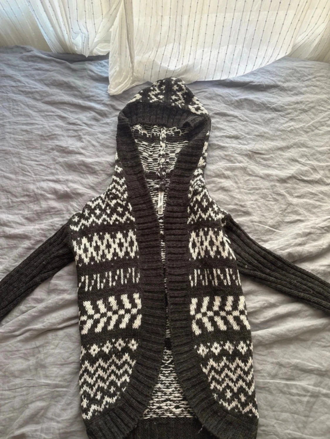 Mönstrad stickad hoodie från Aeropostale