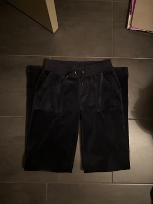 XS Juicy couture byxor, nyskick - Mörkblåa byxor från juicy couture i nyskick. Andvänt dem ental gånger så känns som nya🩷
