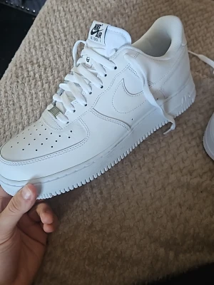 Air force 1 - Air force 1 i storlek 44.5 helt ny oanvänd. Försmå och jag råka riva upp kartongen när jag öppna. Nypris 1250-1400