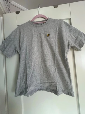 Grå t-shirt från Lyle & Scott - En grå t-shirt från Lyle&Scott i storlek M. Knappt använd. Skriv om du har några frågor💕