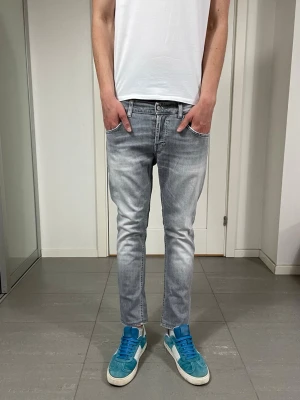Dondup Jeans  - Säljer nu dessa Dondup jeans med snygga slitningar i populär design, skriv för fler bilder/frågor🙌🏼