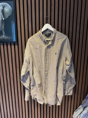 Ralph Lauren skjorta  - Skicket är mycket bra och den är i storlek L. Kontakta gärna vid frågor🙌