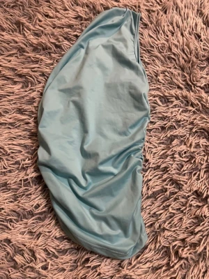 Ljusblå bandeau tubtopp - Trendig ljusblå topp i axelbandslös modell med enkel och stilren design. Tillverkad i ett mjukt och stretchigt material som sitter bekvämt mot kroppen. Perfekt för dig som gillar minimalistiska plagg och vill ha en clean look. Pris kan såklart diskuteras!💕