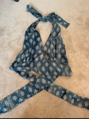 Söt knyttopp - Halterneck topp köpt på en spansk marknad, så jag vet inte från vilket märke den är. Knappt använd :) i och med att den är knytbar skulle jag säga att den passar xs-L jag bär oftast S/M som referens. Min syster har en likadan som passar henne och hon bär oftast xs.