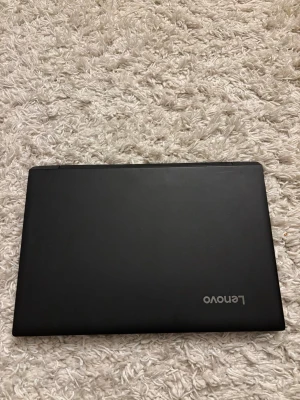 Svart Lenovo bärbar dator - Säljer en stilren svart bärbar dator från Lenovo. Datorn har en slimmad och modern design med matt finish och är tillverkad i tåligt plastmaterial. Perfekt för studier, jobb eller underhållning.