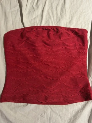 Tubtopp - bandeau-topp i croppad modell som sitter tight och snyggt mot kroppen. perfekt för en clean, trendig look. Supersnygg till jeans, kjol eller under en oversized skjorta (ifrån shein) 