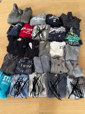 Mega bulk hollister, colmar, superdry‼️ - Bulk på massa tröjor/jackor‼️‼️‼️.       4st zip up hollister.                                                         3st hollister cardigans.                                                  3st 1/4 hollister.                                                              6st hoodies/tröjor av hollister och superdry.                    2 st colmar jackor‼️.                                                        Är ni sugna på ett plagg kolla in våran profil! Stl S-LPris 7500 men kan nog gå ner‼️
