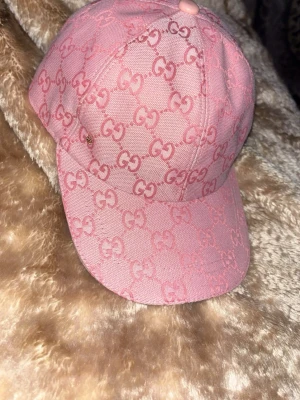 Rosa keps  - Säljer en rosa keps. Pris går att diskutera och vid snabbköp skickas den samma dag.