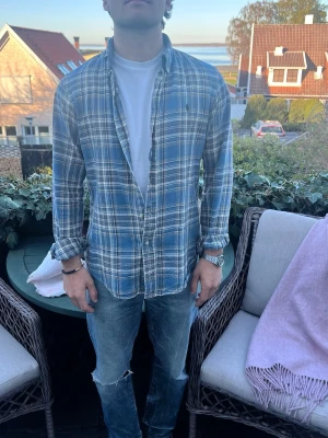 Polo Ralph Lauren - flannelskjorta (Sällsynt) - Stilren flannelskjorta från Polo Ralph Lauren! | Mycket fint skick! | Nypris: 2,499 SEK | Modellen på bilden är 182 cm | Perfekt under sommaren! ☀️ | Vid frågor eller funderingar finns jag i DM! 📩 Mvh CVB Closet
