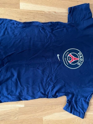 PSG T-Shirt - En PSG T-shirt i storlek XL(barnstorlek) alltså 158-170 cm 