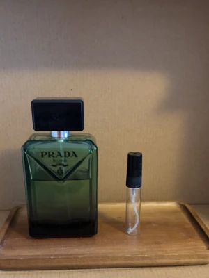 5ml Prada Paradigme sample - 5ml sample av Prada Paradigme, 10% rabatt på bundles, vid köp över 99kr ingår en gratis 2ml sample 