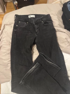 Svarta raka jeans från Zara - Svarta bootcut jeans från Zara. Jag är 170 och dom sitter perfekt! Jättebra skick förutom kanterna där nere som man kan se på bilden 