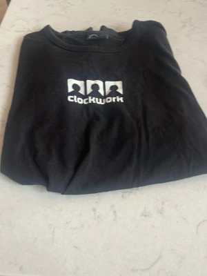 Svart t-shirt från Clockwork & Pier One - , tre från Clockwork med tryck framtill och en från Pier One utan tryck och en från G-STAR RAW. Båda har klassisk rund hals och är tillverkade i mjuk bomull. Perfekta basplagg för en enkel och clean stil. Alla har storlek S alla de kostar tillsammans 170