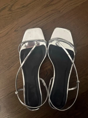 Silvriga klackar - Säljer dessa silver klackar med kort klack. I storlek 38, använts enstaka gånger men är ändå i väldigt bra skick☺️