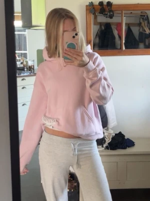Ljusrosa hoodie - Rosa hoodie från Gina🩷finns en liten fläck som inte går bort i tvätten, skriv för bilder, men den syns knappt