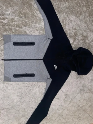 Nike Tech - Svart/Grå Nike Tech i väldigt bra skick. 