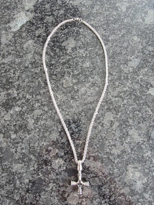 Silverfärgat halsband med hammare - Snyggt halsband i silverfärgad metall med en robust kedja och ett stort hänge format som en hammare, inspirerat av nordisk mytologi. Perfekt accessoar för dig som gillar unika och kraftfulla smycken med vikingakänsla.