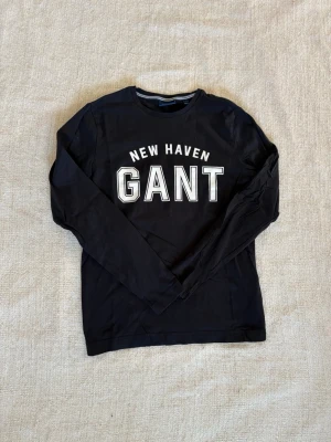 Långärmad gant T-shirt  - Söker du en bekväm långärmad T-shirt  perfekt till våren och sommarkvällarna? Denna långärmade T-shirt är i fint skick och passar till det mesta. Dessutom till ett väldigt fördelaktigt pris där nypriset är upp emot fem gånger så mycket. Tveka inte på att slå till!  (Postar inom 24)