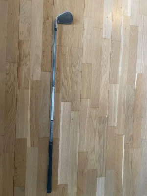 Järn 9 Cobra Right - Golfklubba med metallhuvud och skaft i silverfärgat stål. Greppet är svart och ser ut att vara i gummi eller liknande material. Perfekt för dig som vill utöka din golfutrustning eller testa på golf. Järn 9 Cobra Right 