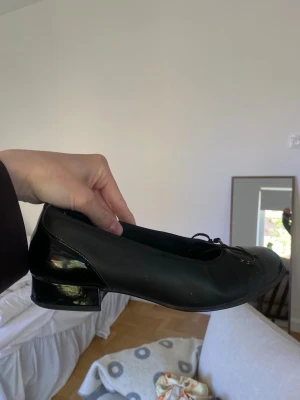 Svarta ballerinaskor med liten klack - Klacken är något sliten. Annars bra skick! Passar storlek 38-39 . Orginalpris 900kr