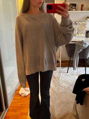 Sweatshirt  - Oversized tröja från Arket, endast använd ett fåtal ggr🌸