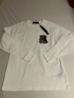 Sweatshirt  - Helt ny. Inte använd. Passar både storleken S och M.